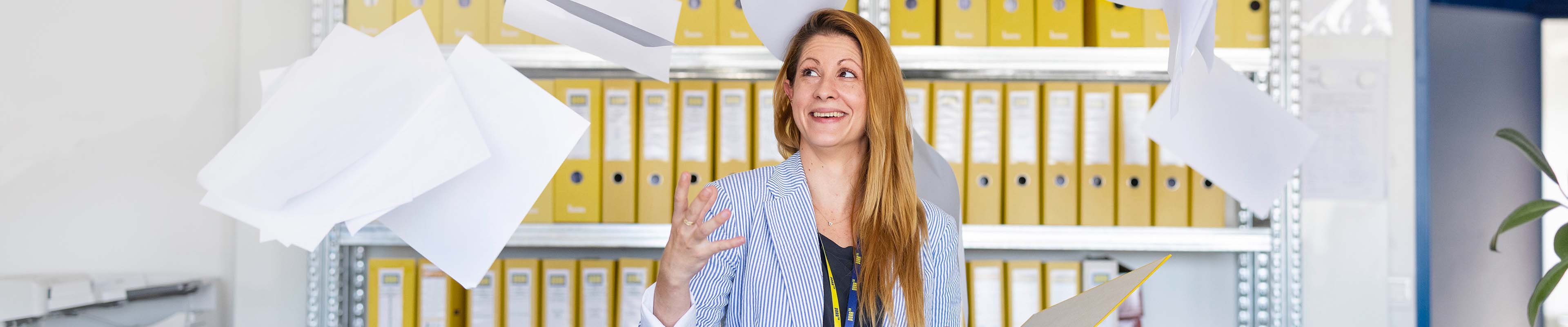 Baukauffrau im Büro